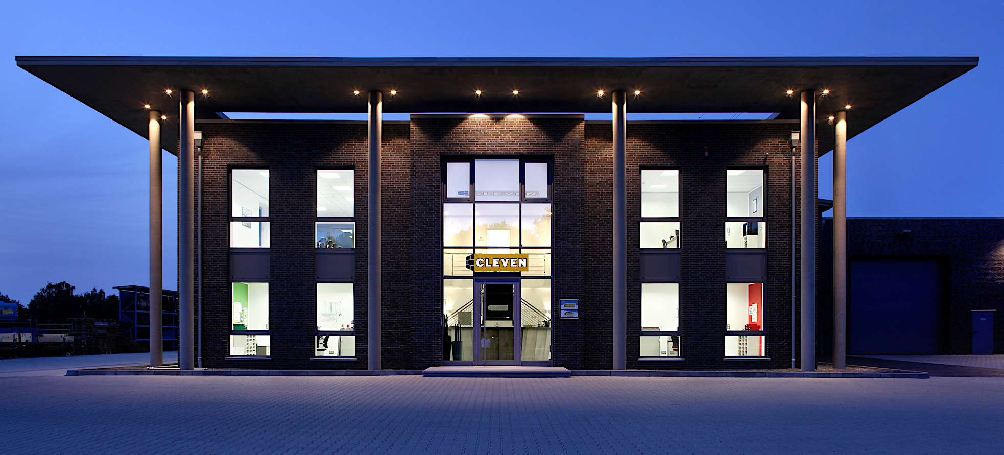 Cleven Bürogebäude bei Nacht